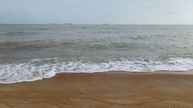 Plaj, okyanus, göl ya da nehir kıyısında uzanan dar ve hafif eğimli bir kara şerididir. Güzel Deniz Sahili.