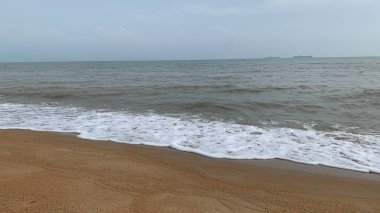 Plaj, okyanus, göl ya da nehir kıyısında uzanan dar ve hafif eğimli bir kara şerididir. Güzel Deniz Sahili.