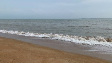 Plaj, okyanus, göl ya da nehir kıyısında uzanan dar ve hafif eğimli bir kara şerididir. Güzel Deniz Sahili.