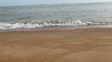 Plaj, okyanus, göl ya da nehir kıyısında uzanan dar ve hafif eğimli bir kara şerididir. Güzel Deniz Sahili.