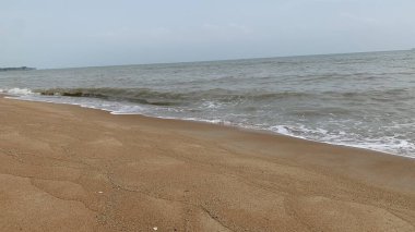 Plaj, okyanus, göl ya da nehir kıyısında uzanan dar ve hafif eğimli bir kara şerididir. Güzel Deniz Sahili.