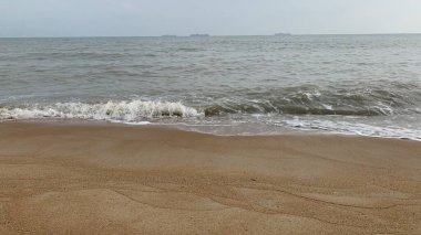Plaj, okyanus, göl ya da nehir kıyısında uzanan dar ve hafif eğimli bir kara şerididir. Güzel Deniz Sahili.