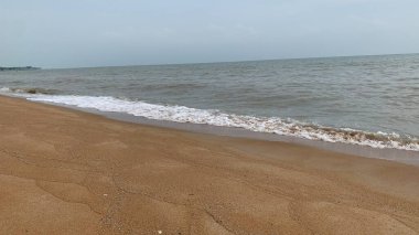 Plaj, okyanus, göl ya da nehir kıyısında uzanan dar ve hafif eğimli bir kara şerididir. Güzel Deniz Sahili.