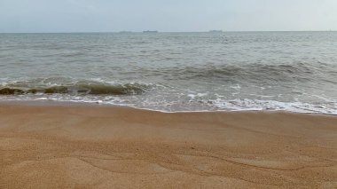 Plaj, okyanus, göl ya da nehir kıyısında uzanan dar ve hafif eğimli bir kara şerididir. Güzel Deniz Sahili.