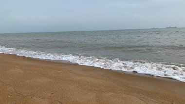 Plaj, okyanus, göl ya da nehir kıyısında uzanan dar ve hafif eğimli bir kara şerididir. Güzel Deniz Sahili.