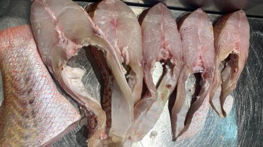 Satılık paslanmaz çelik bir tepsiye konmuş balık etine bakın..