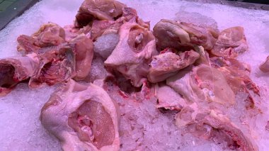 Tavuk butunu kes, süpermarkette satış yap.