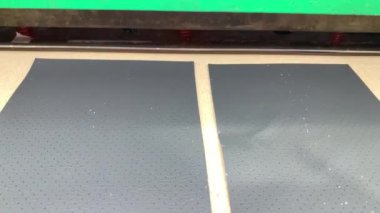 Yumruklanan makineden çıkan deri görüntüsü