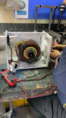 Endüstriyel makinede kullanılan voltaj dengeleyicisinin görüntüsü, makinedeki voltaj akımını sabitlemek için fonksiyonlar, selangor-Malezya 16 Aralık 2024