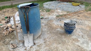 Proje alanında inşaat malzemeleri ve ekipmanların görünümü