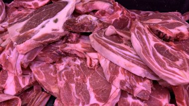 Süpermarkette satılan taze sığır eti manzarası
