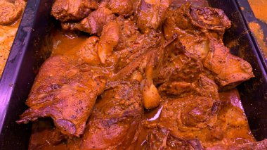 Salamura edilmiş tavuk süpermarkette hazırlandı ve satıldı.