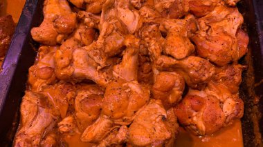 Salamura edilmiş tavuk süpermarkette hazırlandı ve satıldı.