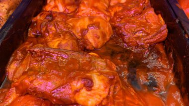 Salamura edilmiş tavuk süpermarkette hazırlandı ve satıldı.