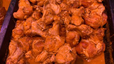 Salamura edilmiş tavuk süpermarkette hazırlandı ve satıldı.