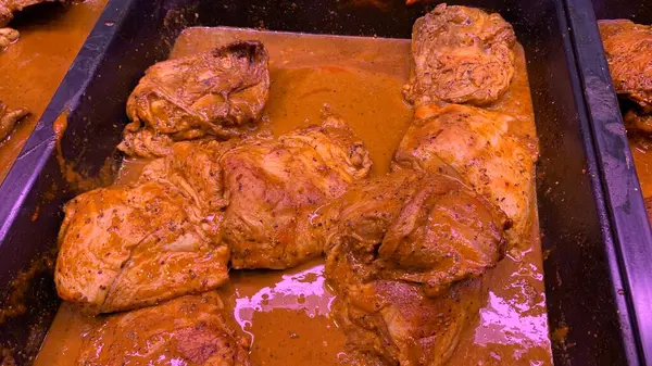 Salamura edilmiş tavuk süpermarkette hazırlandı ve satıldı.