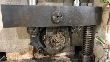 Endüstriyel bir makinenin içinde kötü korunmuş bir görüntü. delinmiş makine