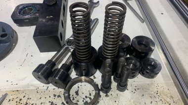 Vites ve şaft gibi makine endüstrisi ögelerinin yanı sıra bakım hizmetleri için diğer öğelerin görünümü