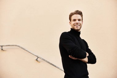 İyi giyimli bir adam, şık bir kıyafetle kendine güven ve cazibe saçarak bir yolda yürüyor..