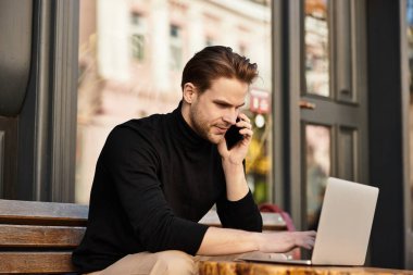 Şık giyimli bir adam dışarıda telefonla konuşurken keyifli bir gezinti yapar.