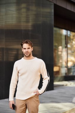 Şık bir adam, modern bir şehir yolunda, kendine güvenle yürür, cazibe yayar ve denge sağlar..