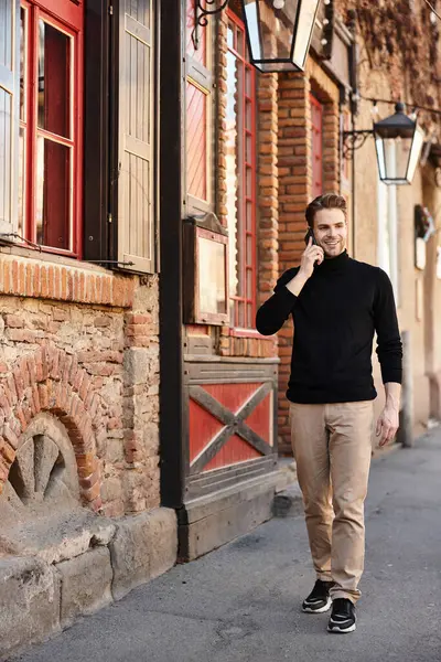 Tarz sahibi bir adam tuhaf bir sokakta yürürken, bir telefon görüşmesi yapar..