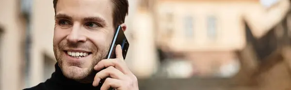 Um homem elegante caminha por uma movimentada área da cidade, conversando animadamente em seu telefone, sorrindo. — Fotografia de Stock
