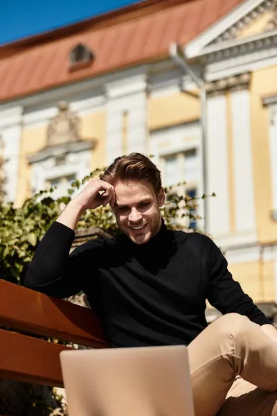 A confident man strolls casually through a lively urban environment, radiating charm. — Stock Photo