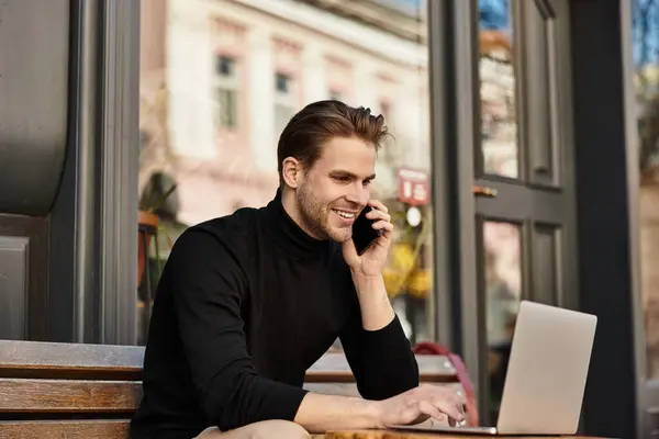 A confident and handsome man strolls leisurely, talking on the phone with a smile. — Stock Photo