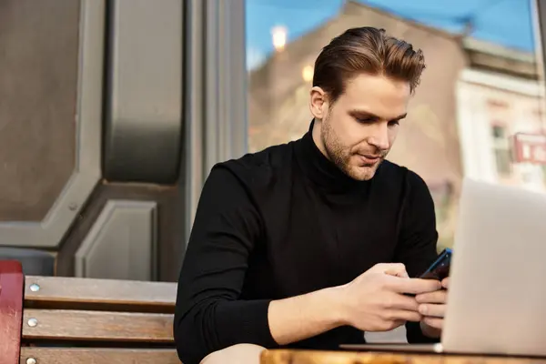 A stylish man strolls casually down the street, absorbed in his phone, enjoying the ambiance. — Stock Photo