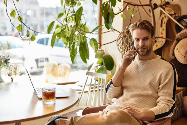 A good looking man walks confidently through a vibrant city street, soaking up sunshine. — Stock Photo