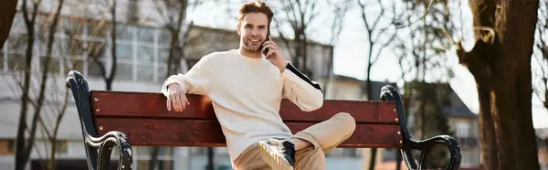 A confident man strolls through a vibrant park, smiling with joy and ease. — Stock Photo