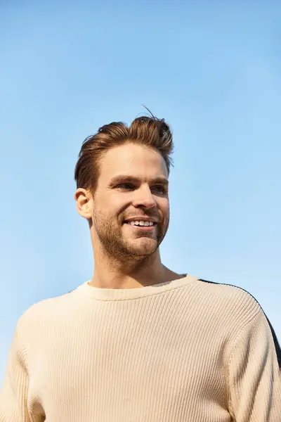 A charming man strolls happily in a relaxed manner, radiating confidence and joy. — Stock Photo