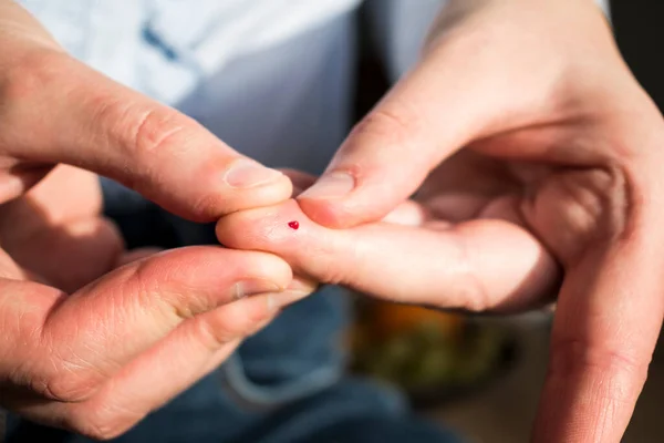 Mujer Masajeando Dedo Para Obtener Una Gota Sangre Para Prueba —  Fotos de Stock