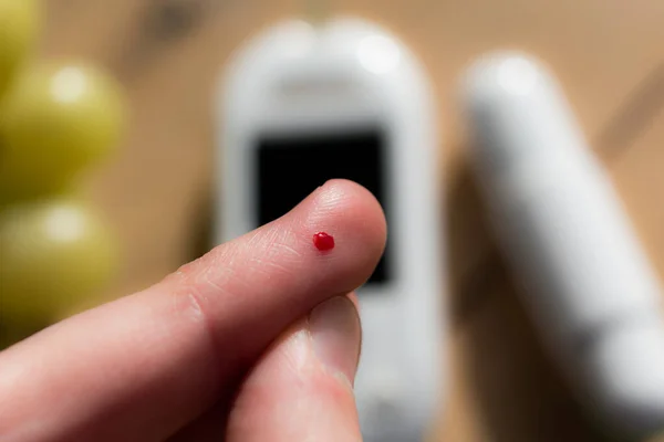 Mulher Picando Dedo Para Verificar Nível Glicose Sangue Com Glicosímetro — Fotografia de Stock