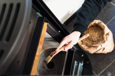 Adam fırçayla topağı temizliyor.