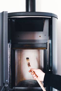 Adam fırçayla topağı temizliyor.