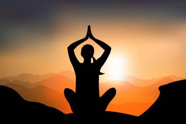 Yoga yapan kadın, gün batımı ile dağda poz veriyor, nefes almak, konsantre olmak ve enerji toplamak için sakin bir ortam.
