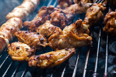 Terbiye edilmiş et, tavuk, kaburga ve sosis. Barbeküye koyun.