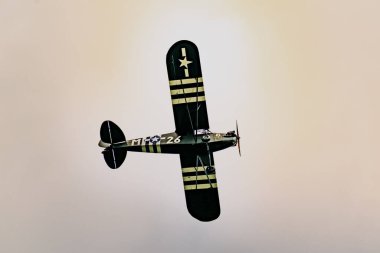 GENAVILLE, FRANCE - Nisan 09, 2023: 2. Dünya Savaşı 'nda Cenevre sahasının üzerinde uçan bir gaydacı görülüyordu..