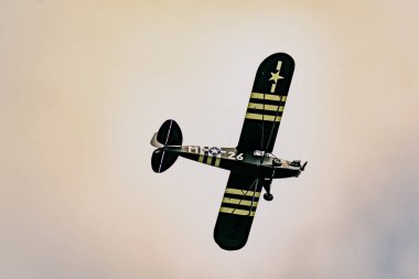 GENAVILLE, FRANCE - Nisan 09, 2023: 2. Dünya Savaşı 'nda Cenevre sahasının üzerinde uçan bir gaydacı görülüyordu..