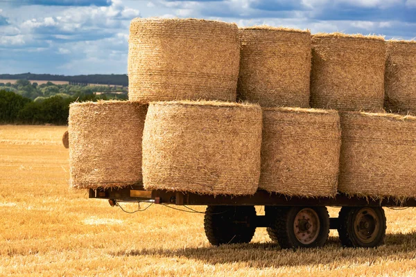サマータイム 田舎のシーンで小麦畑でハイスタック — ストック写真