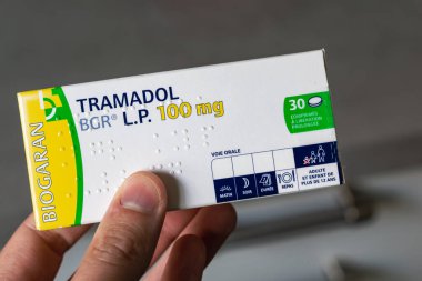 Genaville, Fransa, 07 Ağustos 2023: Tramadol kutusu, ağrı tedavisinde kullanılan ilaç