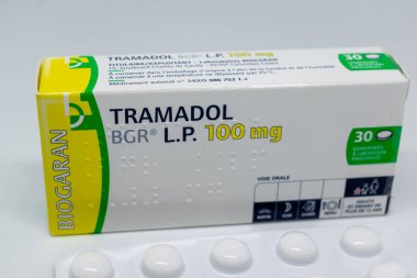 Genaville, Fransa, 07 Ağustos 2023: Tramadol kutusu, ağrı tedavisinde kullanılan ilaç