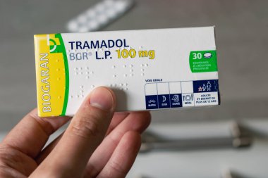 Genaville, Fransa, 07 Ağustos 2023: Tramadol kutusu, ağrı tedavisinde kullanılan ilaç