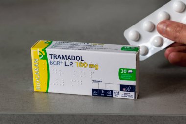Genaville, Fransa, 07 Ağustos 2023: Tramadol kutusu, ağrı tedavisinde kullanılan ilaç