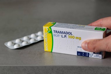 Genaville, Fransa, 07 Ağustos 2023: Tramadol kutusu, ağrı tedavisinde kullanılan ilaç