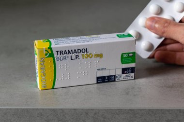 Genaville, Fransa, 07 Ağustos 2023: Tramadol kutusu, ağrı tedavisinde kullanılan ilaç
