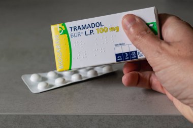 Genaville, Fransa, 07 Ağustos 2023: Tramadol kutusu, ağrı tedavisinde kullanılan ilaç