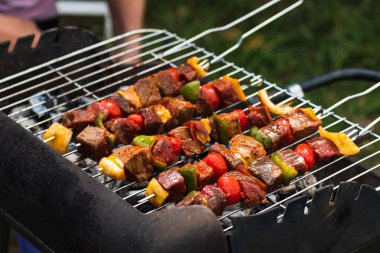 Çiğ et az önce barbekü yaptı, et şişi ve doğranmış sebze.